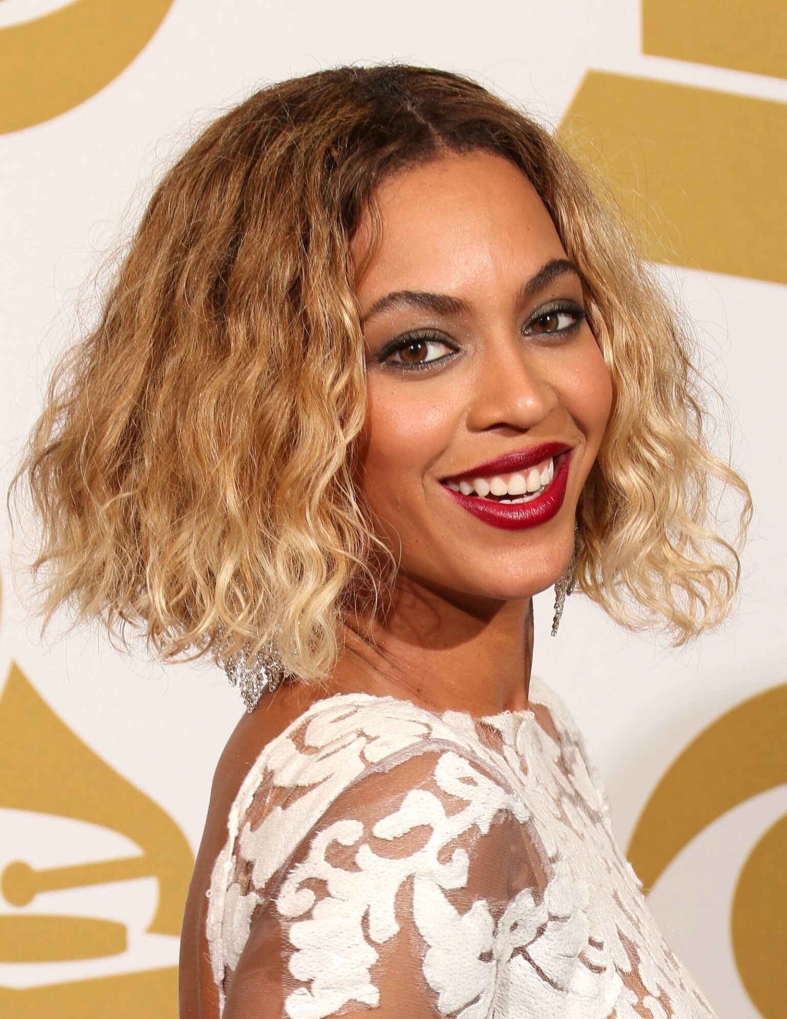 Beyonc smiling and wearing a wavy bob hairstyle