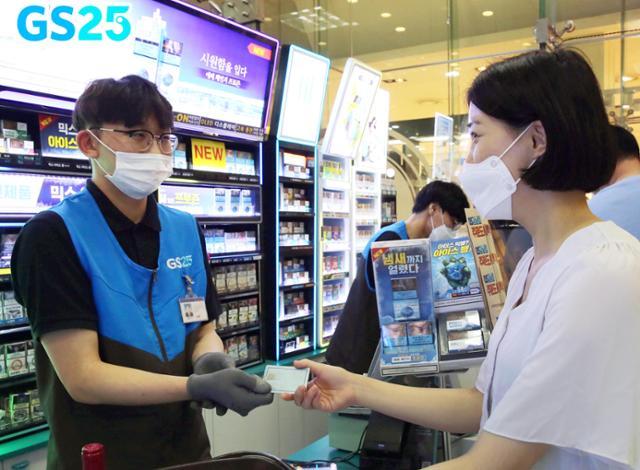 A customer pays with a credit card at a convenience store in this photo taken in June 2023. Korea Times file