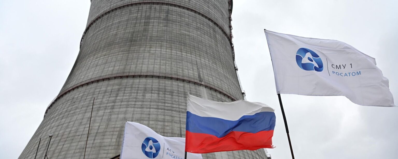 A Russian national flag and flags with the logo of Rosatom flutters at the construction site of a cooling tower at the Kursk II nuclear power plant near the village of Makarovka outside Kurchatov, Kursk region, Russia - Sputnik International, 1920, 21.06.2024