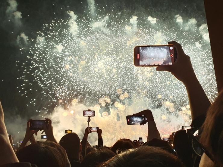 People enjoy the Seoul International Fireworks Festival at a park in Yeouido, Oct. 7, 2023. Korea Times photo by Park Simon