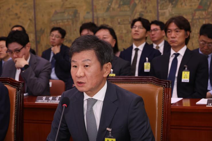 Head of the Korea Football Association (KFA) Chung Mong-gyu, front, speaks during a meeting at the National Assembly in Yeongdeungpo District, Seoul, Sept. 24. Yonhap