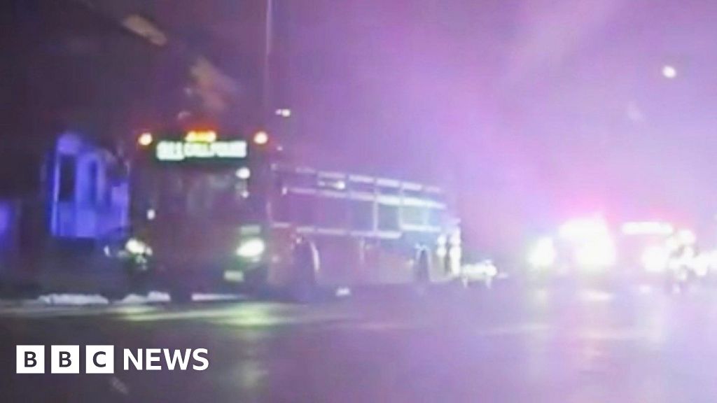 Hijacked bus in Los Angeles chased by line of police cars