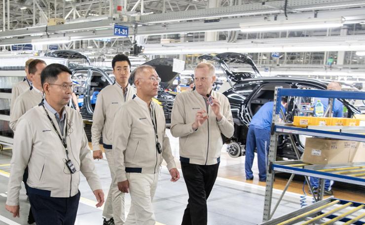 Hyundai Motor Group Executive Chair Chung Euisun, front row center, inspects an assembly line at Hyundai Motor Manufacturing Czech in Ostrava, Thursday (local time), in this handout photo released on Sunday. Courtesy of Hyundai Motor Group