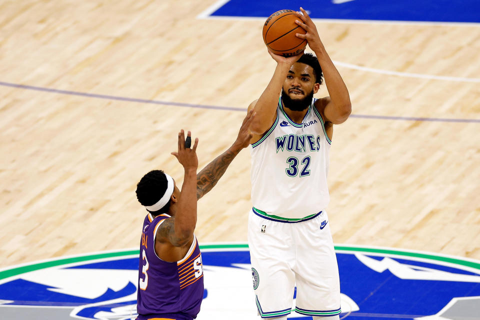 MINNEAPOLIS, MINNESOTA - APRIL 23: Karl-Anthony Towns #32 of the Minnesota Timberwolves shoots against Bradley Beal #3 of the Phoenix Suns in the first quarter of game two of the Western Conference First Round Playoffs at Target Center on April 23, 2024 in Minneapolis, Minnesota. NOTE TO USER: User expressly acknowledges and agrees that, by downloading and or using this photograph, User is consenting to the terms and conditions of the Getty Images License Agreement. (Photo by David Berding/Getty Images)