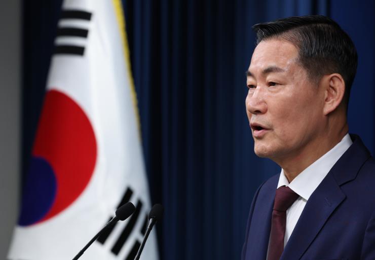 National Security Adviser Shin Won-sik speaks during a press briefing held at the presidential office in Seoul, Sept. 1. Yonhap