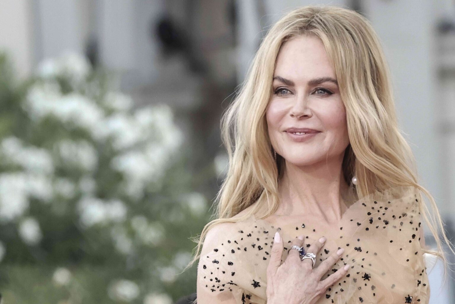 Nicole Kidman’s Stylist Gave Me the Scoop on Her Ageless Outfit Formula