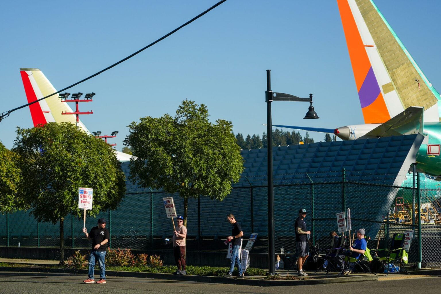 Talks between Boeing and machinists break off with strike in its 3rd week