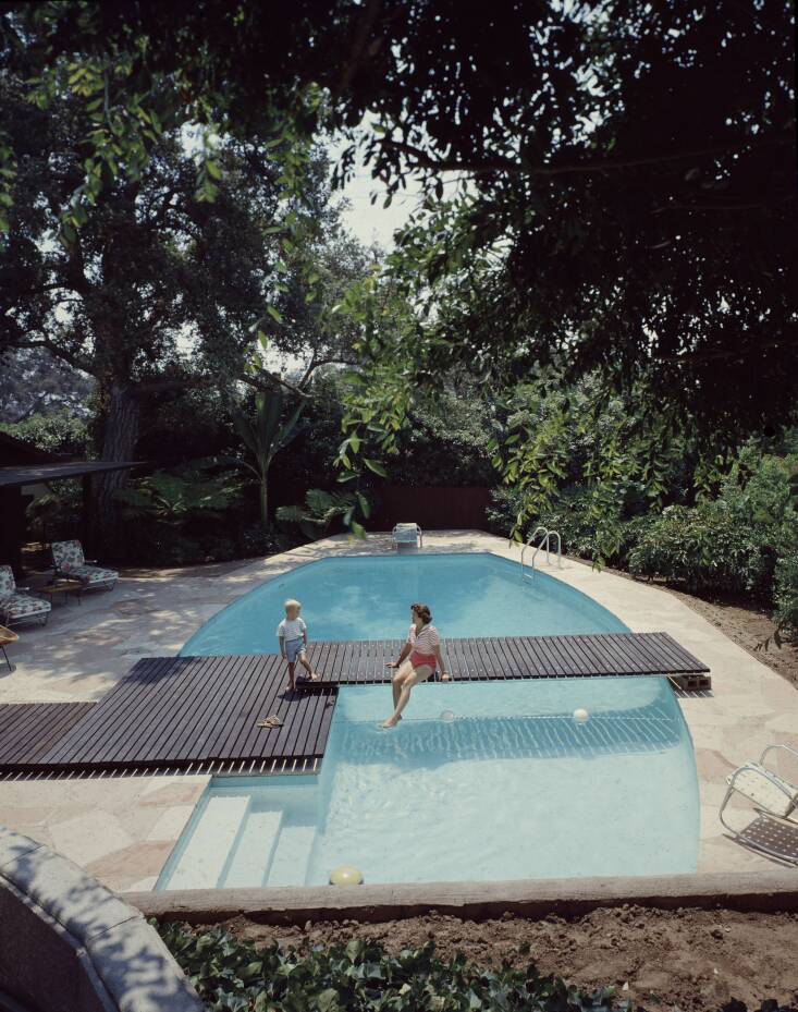 Pool, Pasadena, 1955. Architect: Hester & Davis. Landscape Architect: Unknown. Photograph by Julius Shulman.