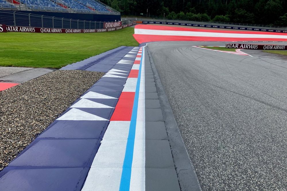 Track detail with gravel traps