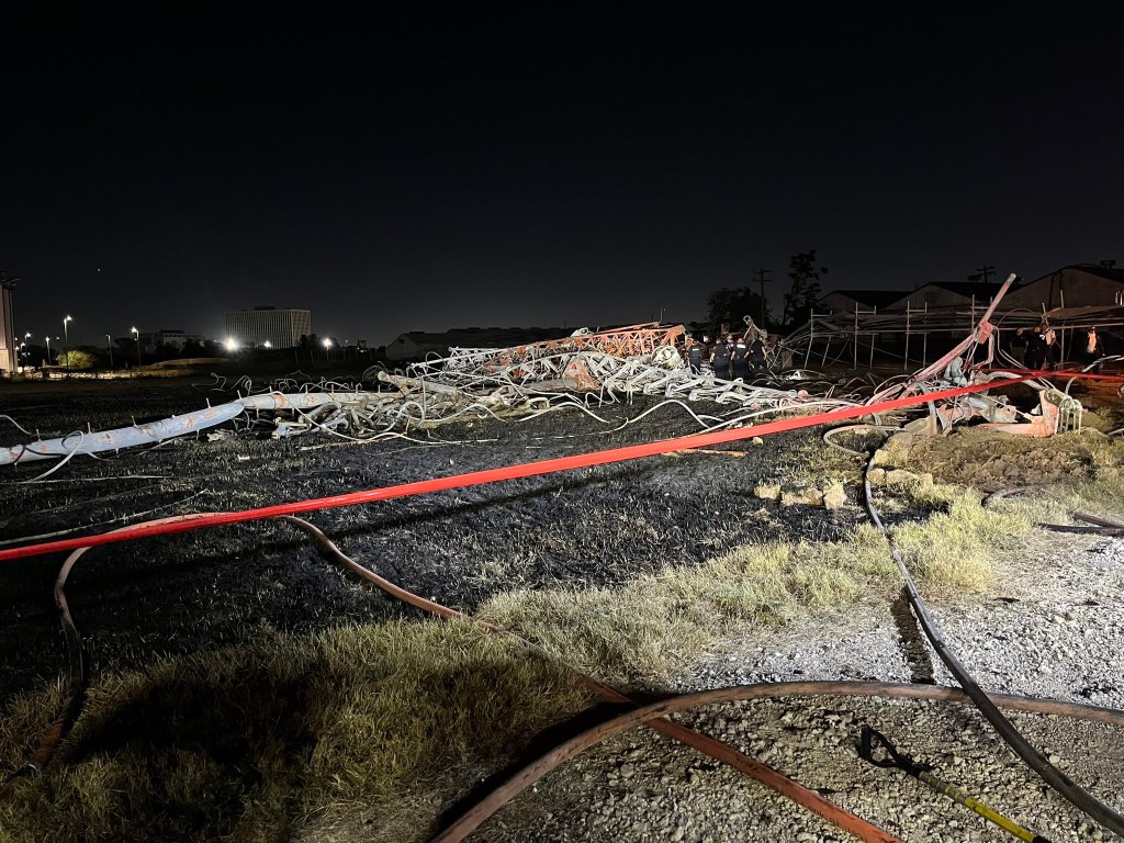 4 killed in Houston after helicopter crashes into radio tower