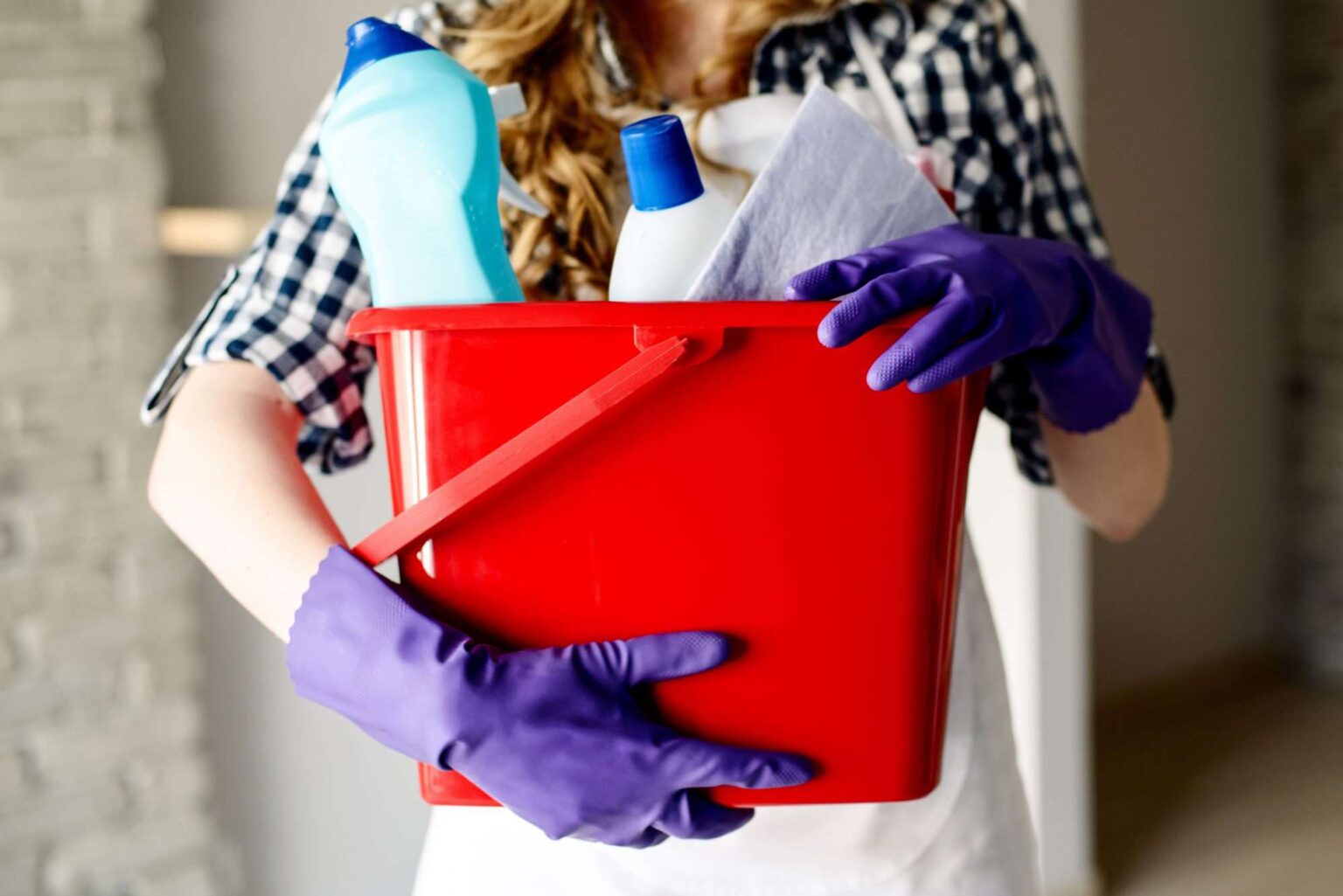 7 Things Professional Cleaners Always Do In Their Own Homes (And You Should Too)