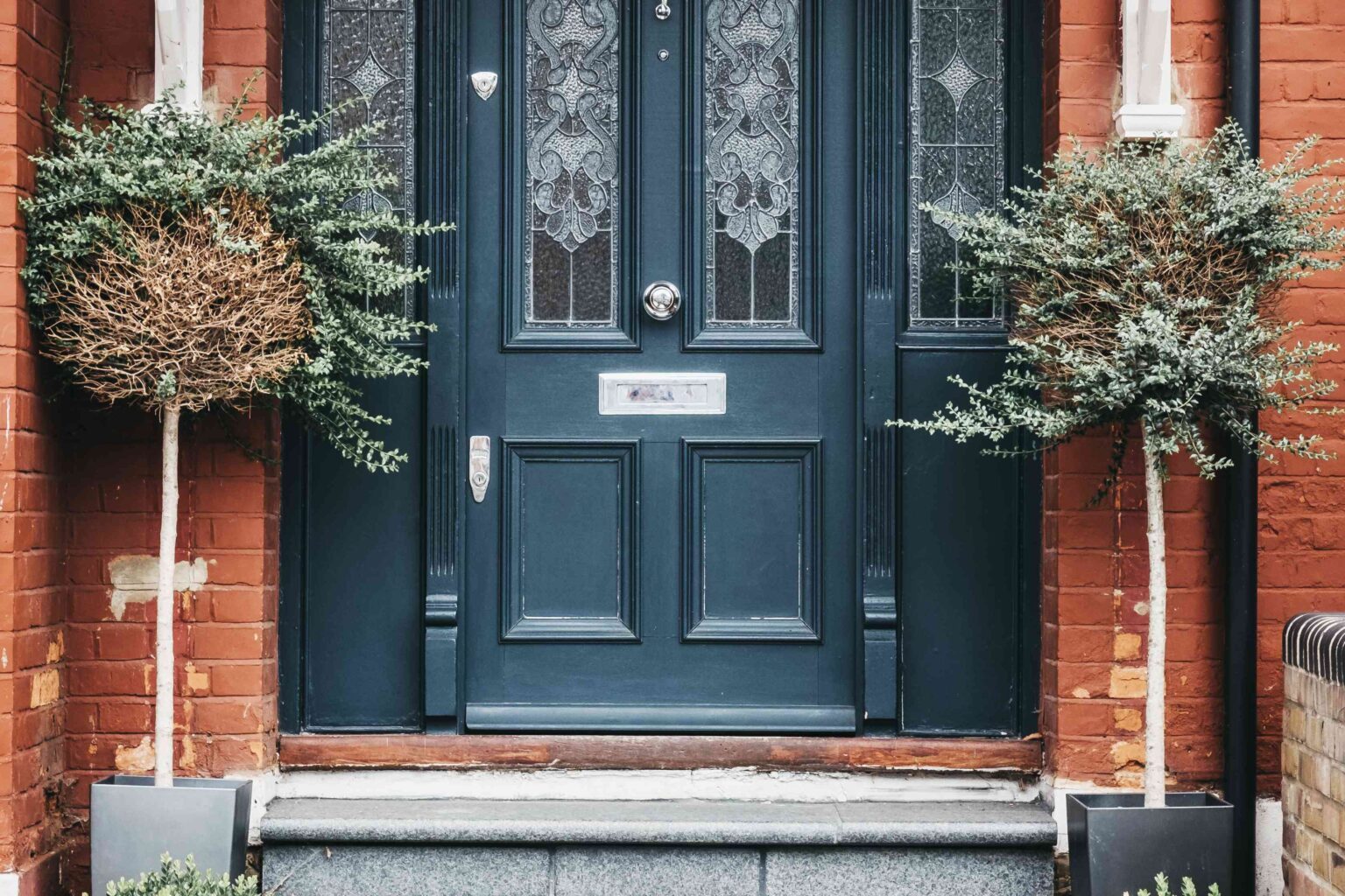 8 Front Door Decor Ideas That Will Instantly Boost Your Home’s Curb Appeal, According to Designers