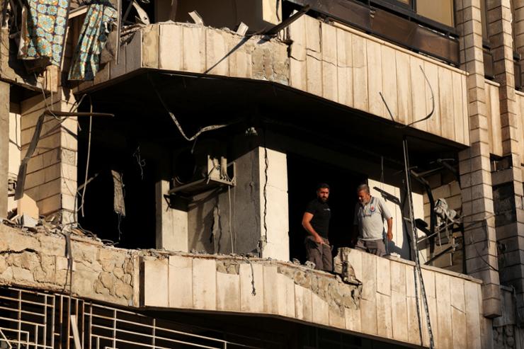 People inspect damage at the site of an Israeli strike on central Beirut's Bachoura neighbourhood, amid ongoing hostilities between Hezbollah and Israeli forces, in Beirut, Lebanon, Oct. 3. Reuters-Yonhap