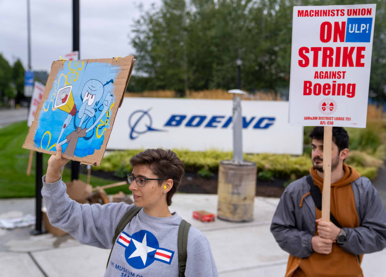 Boeing on the hook for $1 billion a month because of strike, as S&P frets anew