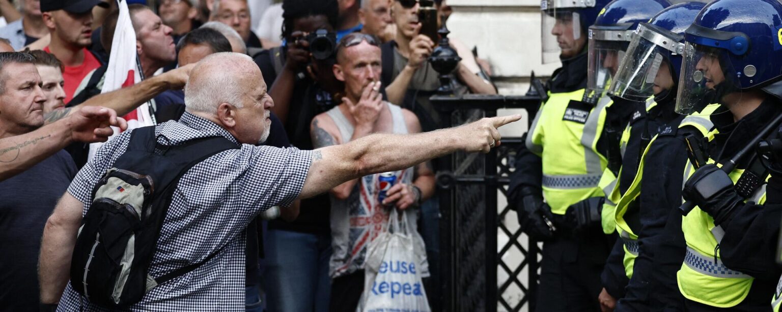 Protestors remonstrate with Police officers during the 'Enough is Enough' demonstration on Whitehall, outside the entrance to 10 Downing Street in central London on July 31, 2024. - Sputnik International, 1920, 03.08.2024