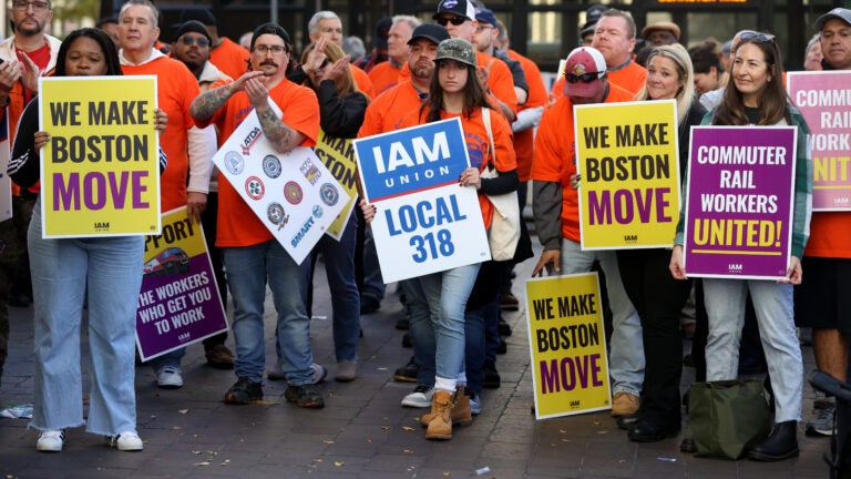 Commuter rail workers rally for wage increases, new contract