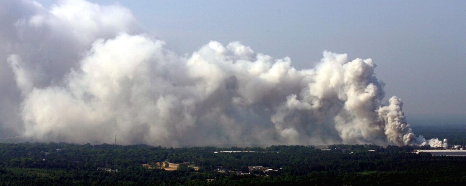 A mile-long wall of chlorine-tinged smoke covers the skyline from a chemical warehouse fire in Conyers, Ga., Tuesday, May 25, 2004 - Sputnik International, 1920, 05.10.2024