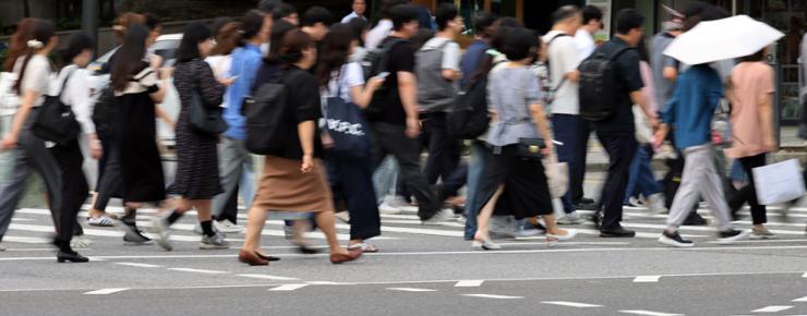 Pedestrians are on a way to work after Chuseok holiday in Seoul, Sept. 19. Yonhap