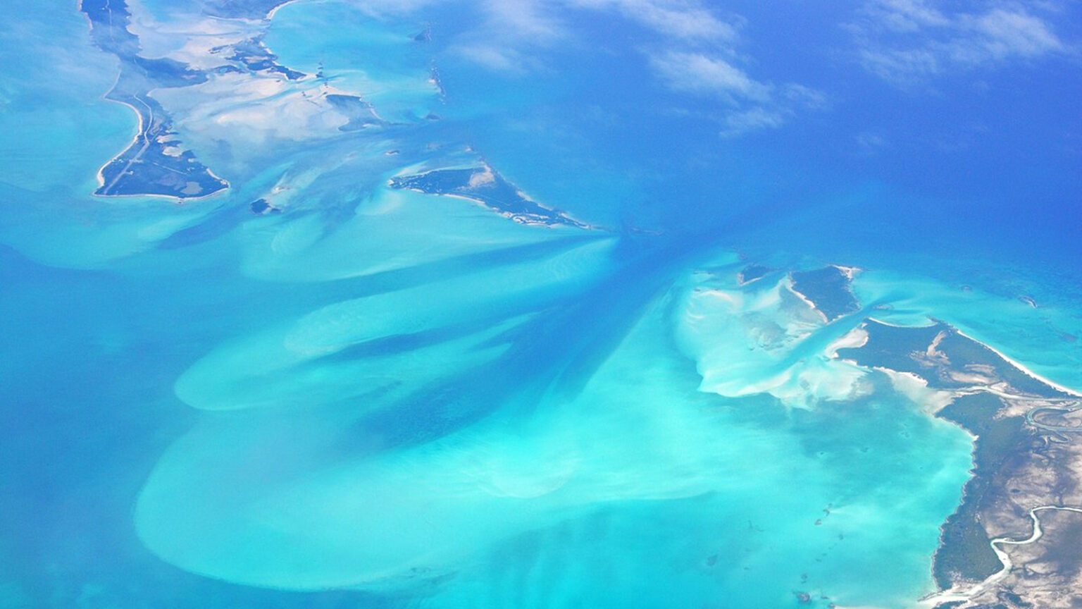 An aerial photo showing a tidal channel between two cays