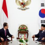 South Korean Prime Minister Han Duck-soo, left, talks with Indonesia's newly inaugurated President Prabowo Subianto during their meeting at the Presidential palace in Jakarta, Sunday. Reuters-Yonhap