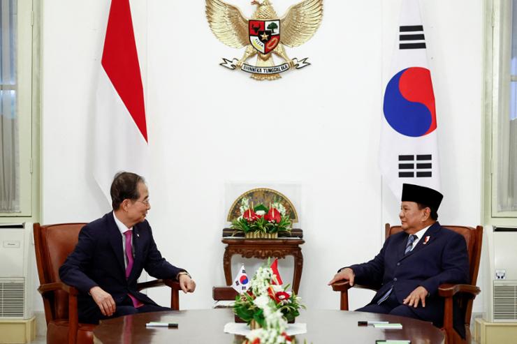 South Korean Prime Minister Han Duck-soo, left, talks with Indonesia's newly inaugurated President Prabowo Subianto during their meeting at the Presidential palace in Jakarta, Sunday. Reuters-Yonhap