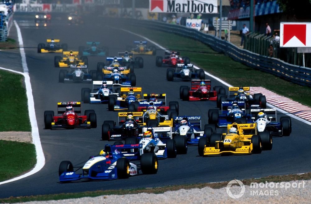 Tarso Marques (BRA) DAMS Reynard 95D leads the field into the first corner on the way to his first ever Formula 3000 victory.