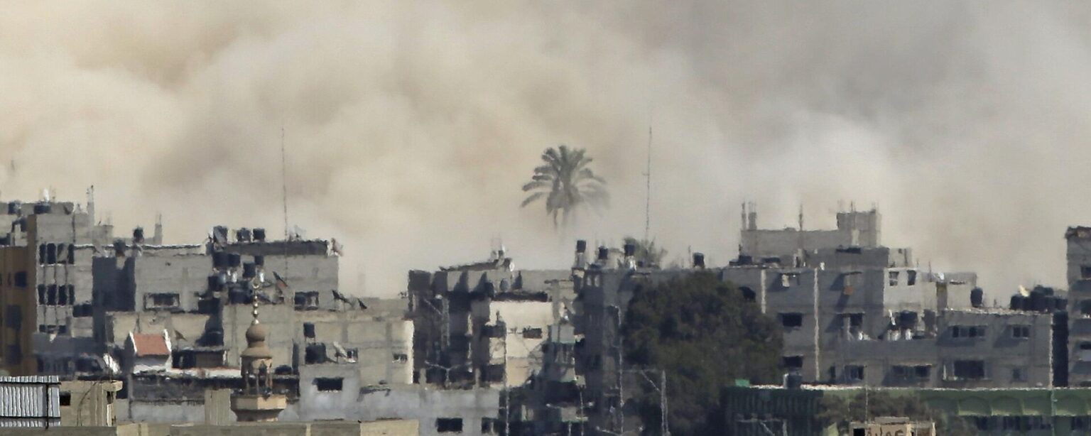 Smoke rises from an Israeli strike in Gaza City. - Sputnik International, 1920, 06.10.2024