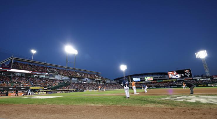 Fans take in a Korea Baseball Organization regular-season game between the home team Hanwha Eagles and the NC Dinos at Hanwha Life Eagles Park in Daejeon, Sunday. This was the final game at the stadium. Yonhap