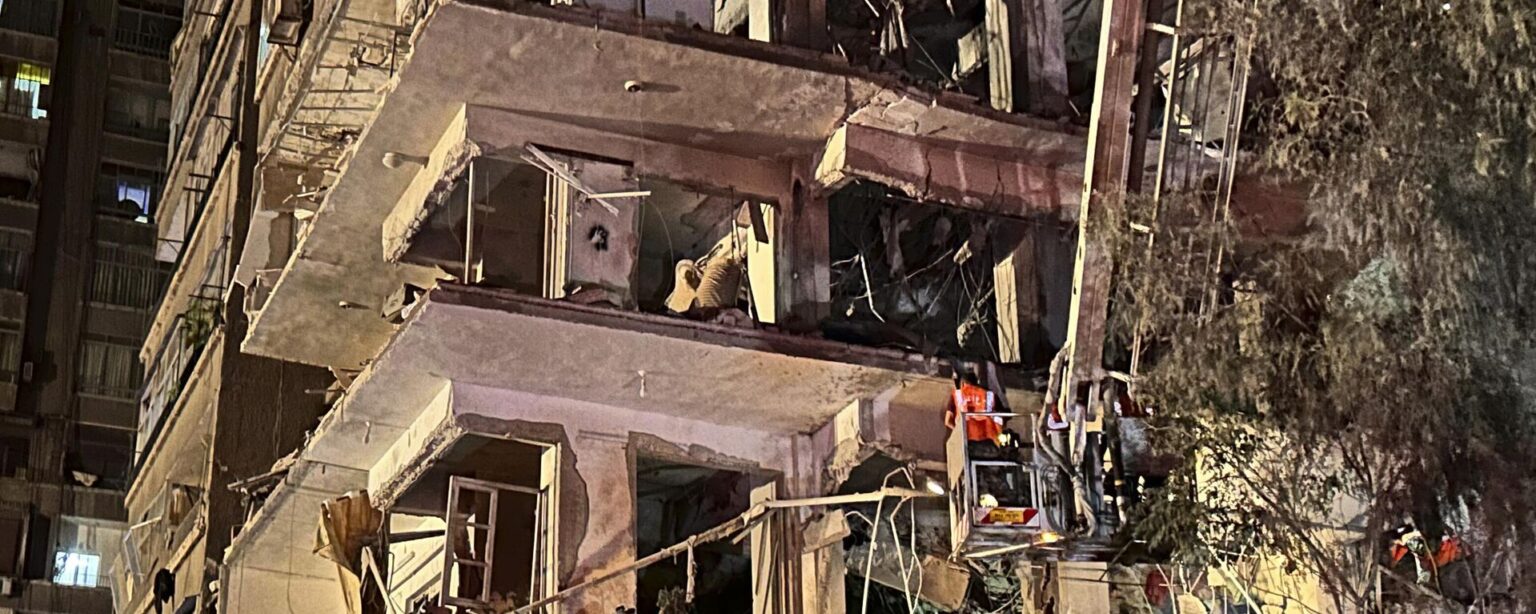 A rescue worker checks a damaged building hit by an Israeli strike in a residential building in Damascus, Syria, Tuesday, Oct. 8, 2024. (AP Photo/Omar Sanadiki) - Sputnik International, 1920, 09.10.2024