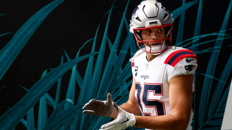 New England Patriots tight end Hunter Henry (85) runs onto the field to face the Jacksonville Jaguars at Wembley Stadium.