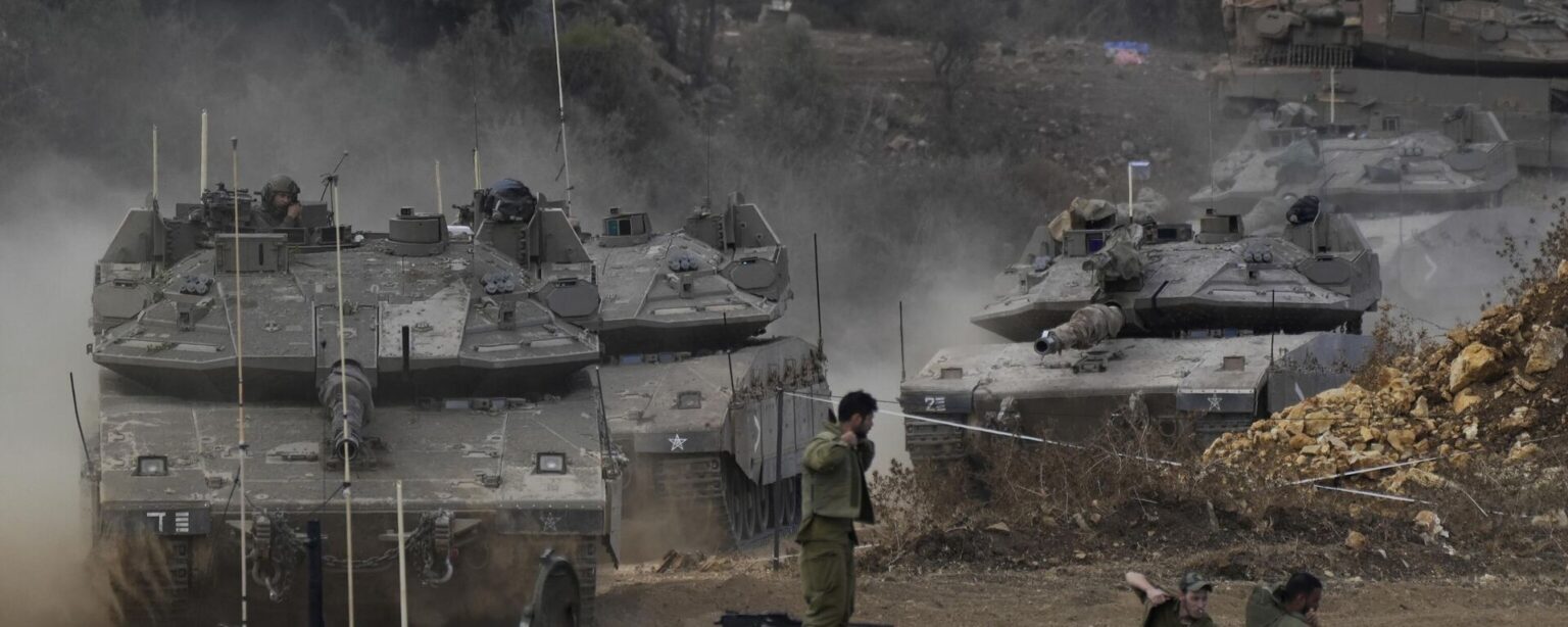 Israeli army tanks manoeuvre in a staging area in northern Israel near the Israel-Lebanon border, Tuesday, Oct. 1, 2024.  - Sputnik International, 1920, 02.10.2024