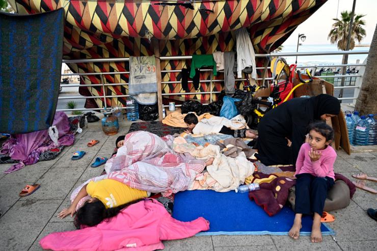 Displaced people set up camp on a street along Ramlet al-Baida in Beirut, Lebanon, Oct. 5. EPA-Yonhap