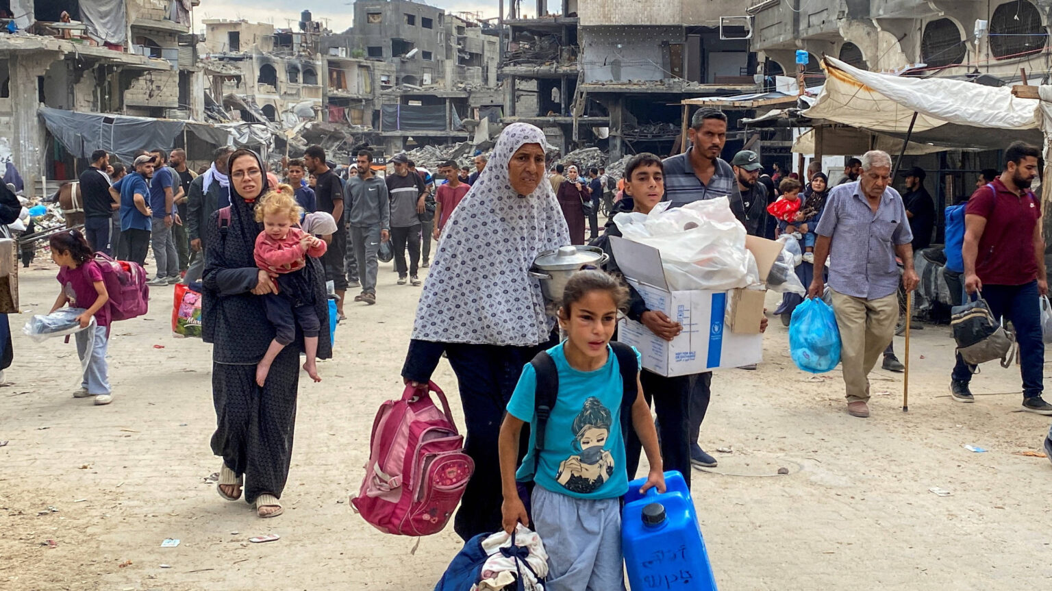 Palestinians make their way as they flee areas in northern Gaza Strip following an Israeli evacuation order,in Jabalia, 6 October 2024 (Reuters/Hussam Al-Zaanin)