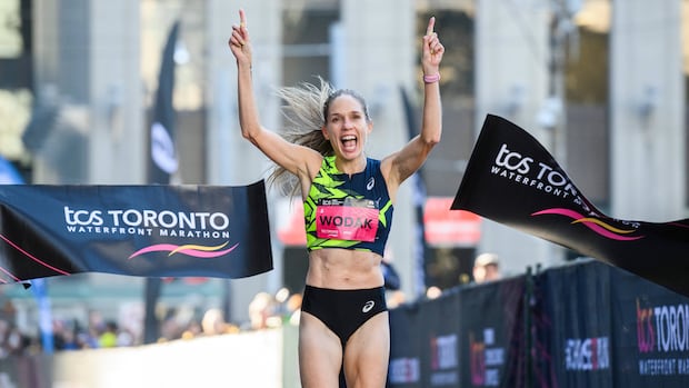 Justin Kent, Natasha Wodak top Canadians at TCS Toronto Waterfront Marathon | CBC Sports