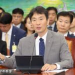 Financial Supervisory Service Governor Lee Bok-hyun speaks during a National Assembly audit of the financial watchdog, Thursday. Yonhap