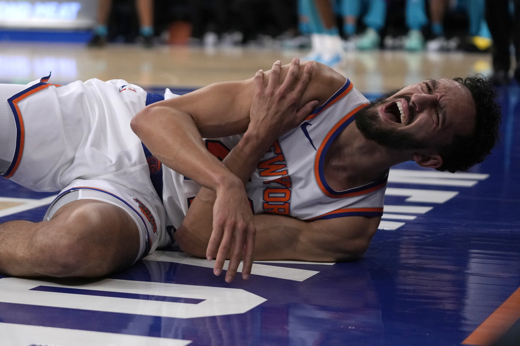 Landry Shamet’s shoulder injury undermines Knicks preseason 111-105 victory over Hornets