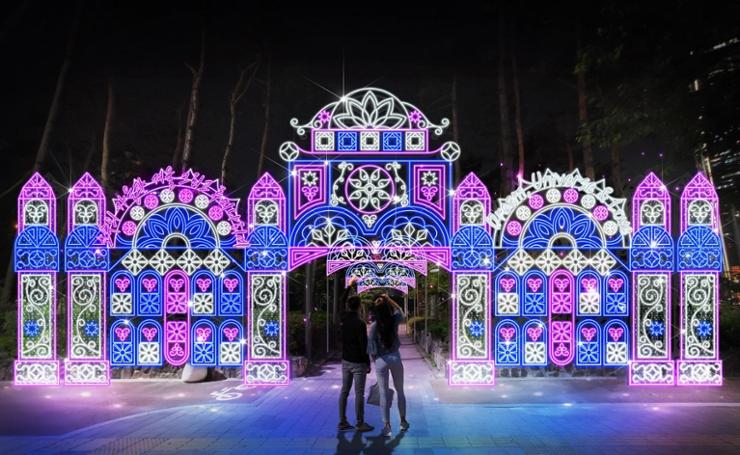 This artificial image shows the main gate at Seokchon Lake in Songpa District, eastern Seoul, adorned with lights for the festival. Courtesy of Songpa District Office