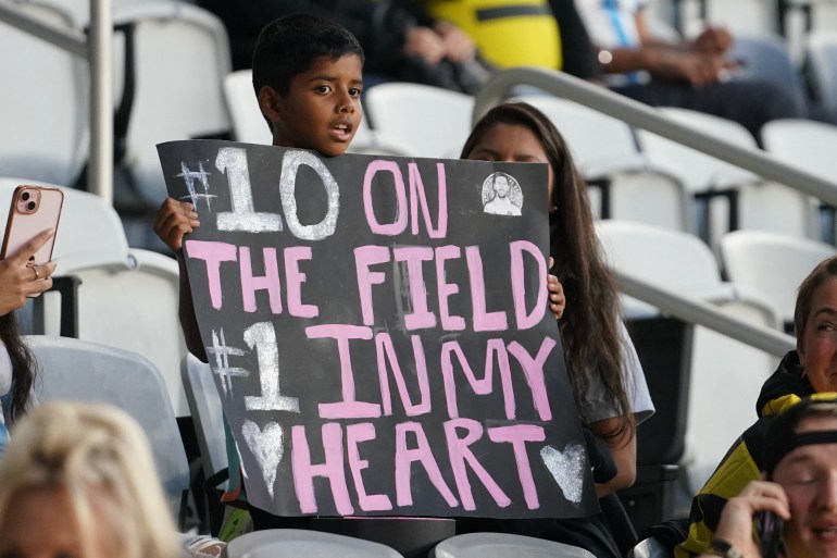 COLUMBUS, OHIO - OCTOBER 02: A fan holds up a homemade sign for Lionel Messi #10 of Inter Miami CF before the game between the Columbus Crew and Inter Miami CF at Lower.com Field on October 02, 2024 in Columbus, Ohio. Jason Mowry/Getty Images/AFP (Photo by Jason Mowry / GETTY IMAGES NORTH AMERICA / Getty Images via AFP)