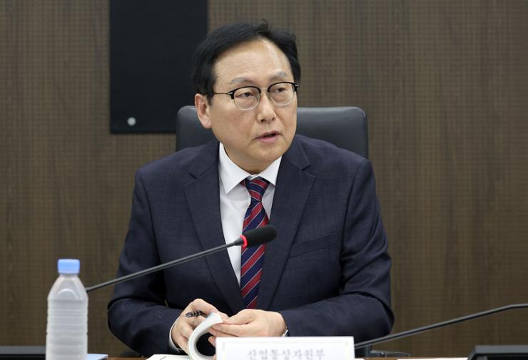 Trade Minister Cheong In-kyo speaks during a meeting at the Korea Chamber of Commerce and Industry in Jung District, Seoul, in this picture provided by Cheong's office, Oct. 17. Yonhap