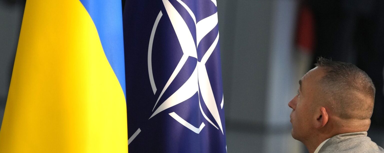 A member of protocol sets up the NATO and Ukrainian flags in Brussels, Wednesday, Oct. 11, 2023. - Sputnik International, 1920, 09.07.2024