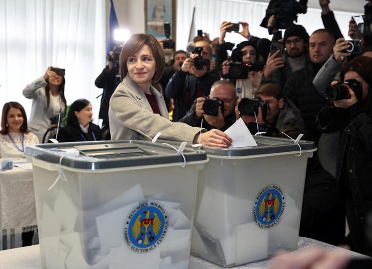 Moldova's incumbent President and presidential candidate Maia Sandu casts her ballots at a polling station, as the country holds a presidential election and a referendum on joining the European Union, in Chisinau, Moldova Oct. 20. Reuters-Yonhap