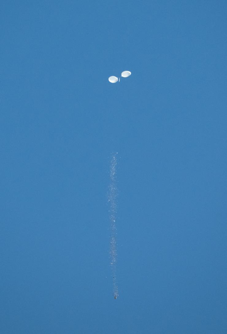 Objects believed to be trash are spotted falling from a balloon sent by North Korea over Mount. Nam in Seoul, Oct. 4. Korea Times photo by Shim Hyun-chul