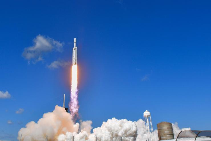 A SpaceX Falcon Heavy rocket with the Europa Clipper spacecraft aboard launches from Launch Complex 39A at NASA's Kennedy Space Center in Cape Canaveral, Oct. 14.  AFP-Yonhap