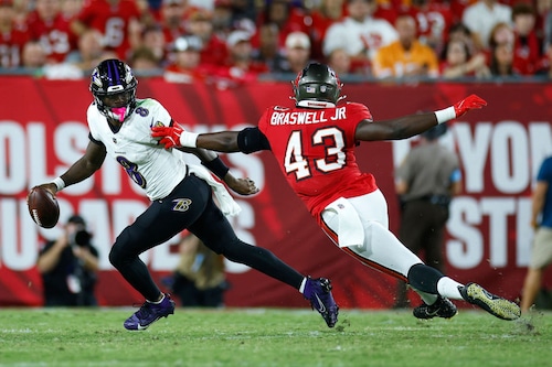 Tampa Bay Buccaneers outside linebacker Chris Braswell tries to tackle Baltimore Ravens quarterback Lamar Jackson