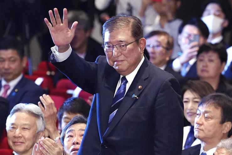 Shigeru Ishiba waves as he is elected leader of Japan's ruling Liberal Democratic Party after the party's leadership election in Tokyo, Friday. AP-Yonhap