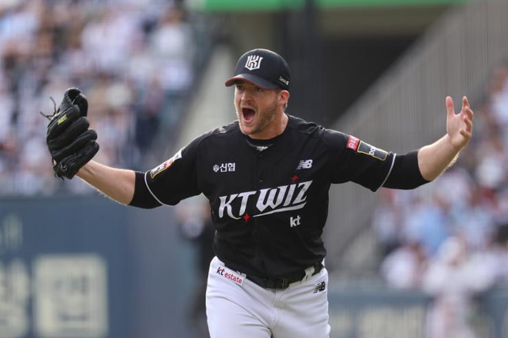 KT Wiz starter Wes Benjamin celebrates after retiring the side in the bottom of the seventh inning against the Doosan Bears during the teams' Korea Baseball Organization wild card game at Jamsil Baseball Stadium in Seoul, Oct. 3. Yonhap