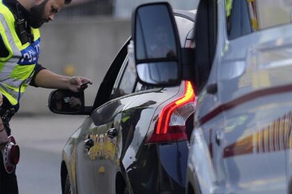 German federal police officers check cars at the Austrian-German border crossing point in Kiefersfelden, Germany, Monday, Oct. 9, 2023 - Sputnik International, 1920, 13.09.2024