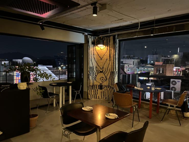 The newly opened restaurant Kamar provides impressive views of central Seoul's Itaewon area. Korea Times photo by Audrey Tay