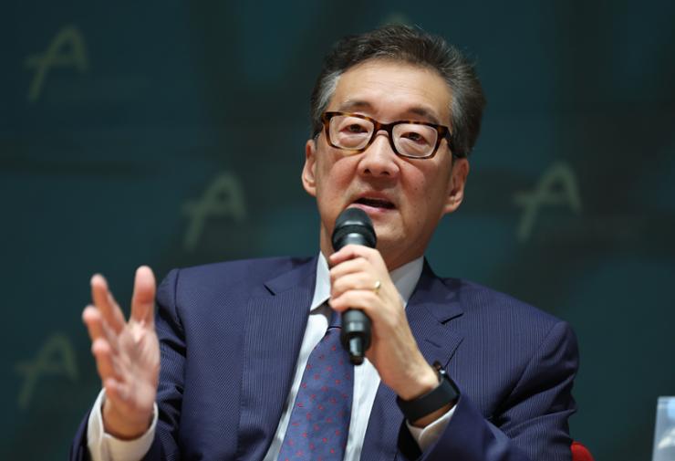 Victor Cha, Korea chair at the Center for Strategic and International Studies, speaks during a forum hosted by Asan Institute for Policy Studies and the Brussels-based Center for Security, Diplomacy and Strategy at Asan Institute in Jongno District, Seoul, Oct. 17. Yonhap