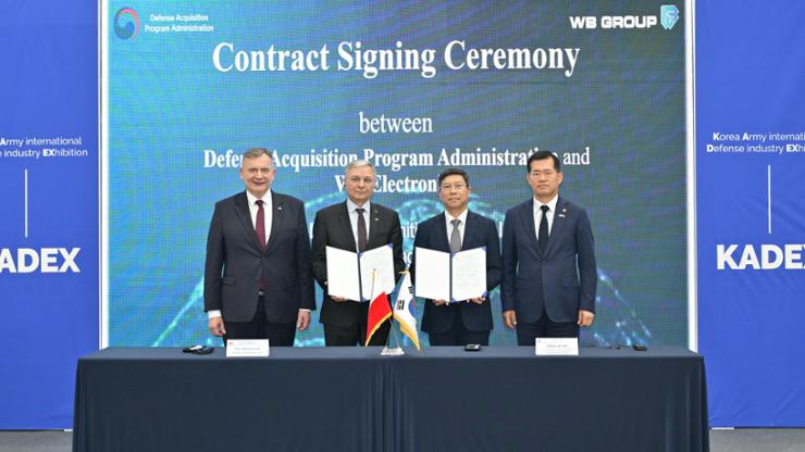 South Korean and Polish officials pose during a signing ceremony for South Korea's purchase of Warmate drones during the Korea Army International Defense Exhibition (KADEX), at Gyeryongdae, South Chungcheong Province, Wednesday. From left are Polish Vice Defense Minister Pawel Bejda, WB Electronics CEO Piotr Wojciechowski, Jeong Jae-jun, head of the Advanced Capabilities Program Agency at Defense Acquisition Program Administration (DAPA), and DAPA Chief Seok Jong-gun. Courtesy of DAPA